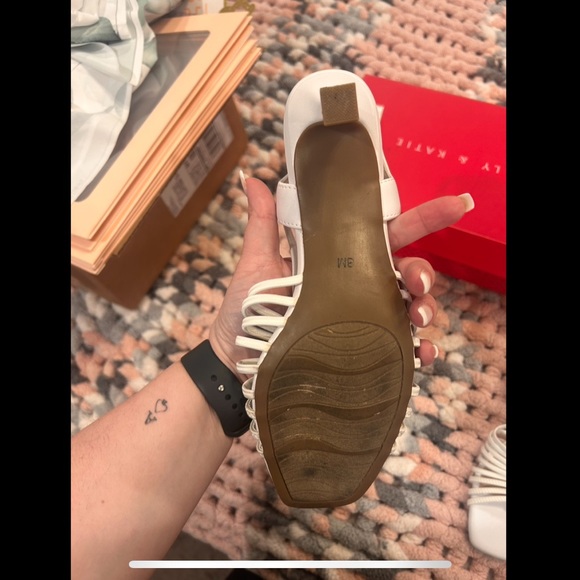 Size 8.5 Kelly and Katie white sandal memory foam stretch - Picture 5 of 7